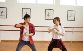 Đông Nhi nhảy múa tưng bừng