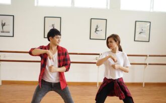 Đông Nhi nhảy múa tưng bừng