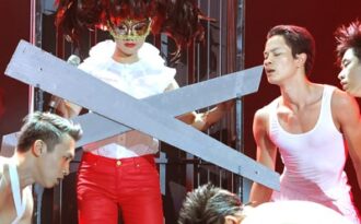 “Thót tim” trước màn trình diễn nổi loạn của diva Hồng Nhung