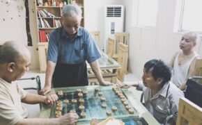 Những cụ bà tuổi 80 ở căn hộ cao cấp, đi xe hơi “đến lớp” mỗi ngày