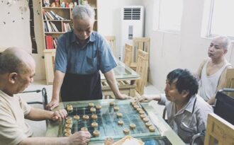 Những cụ bà tuổi 80 ở căn hộ cao cấp, đi xe hơi “đến lớp” mỗi ngày