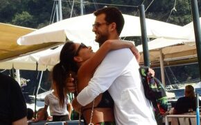 Ca sỹ Mỹ hạnh phúc bên bạn trai kém 13 tuổi