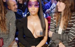 Ca sỹ Mỹ gây sốc khi khoe trọn bầu ngực tại tuần lễ thời trang Paris