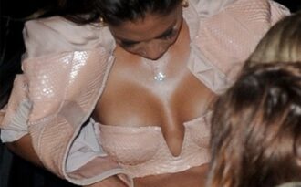 Ca sỹ người Mỹ “lộ” thân hình gợi cảm