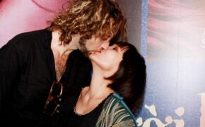 Mai Khôi hôn bạn trai say đắm ở rạp chiếu phim