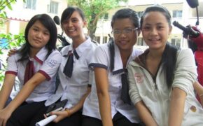 Chông chênh đời nữ sinh nghèo