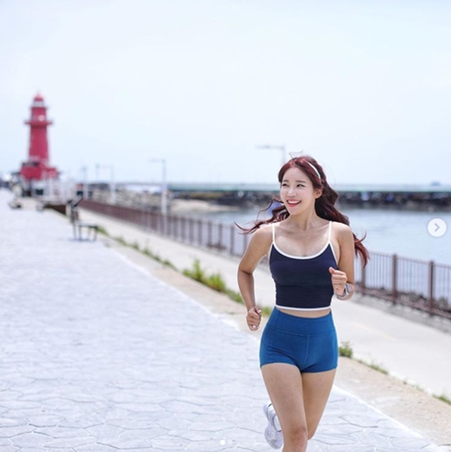 Nữ giảng viên hot nhất Hàn Quốc giữ body siêu hấp dẫn nhờ đi bộ - 3