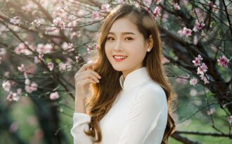 Nữ sinh ĐH Kinh tế Quốc dân khoe sắc bên hoa đào đầu mùa