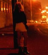 Nữ sinh Cambridge “bán hoa” để trả học phí