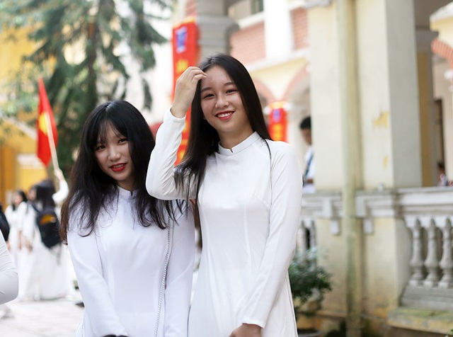  Bên cạnh bề dày thành tích trong công tác giảng dạy và học tập, các nữ sinh xinh đẹp, duyên dáng còn là “thương hiệu” nhiều năm nay của THPT Phan Đình Phùng. 