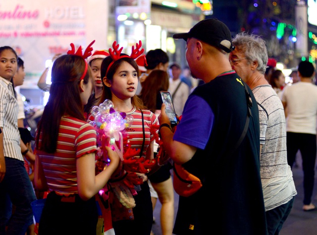 Những em bé đáng yêu trong đêm Giáng sinh trên phố Tây Sài Gòn - 16