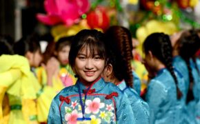 Thiếu nữ xinh xắn trong đoàn biểu diễn Tết Nguyên tiêu ở Sài Gòn