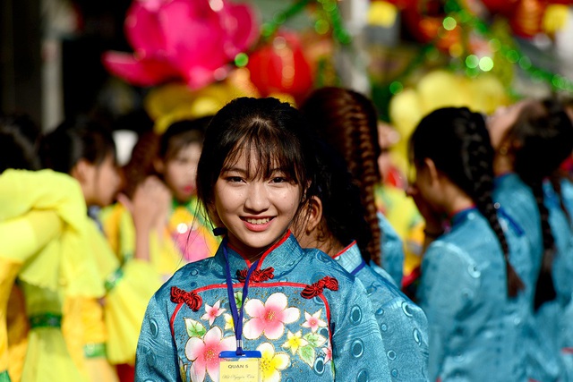  Ngọc Minh, học lớp 8 được tham gia lần đầu trong đoàn biểu diễn Tết Nguyên tiêu. Em được hoà vào lễ hội của người Hoa nên em thích lắm, Minh bẽn lẽn trả lời. 