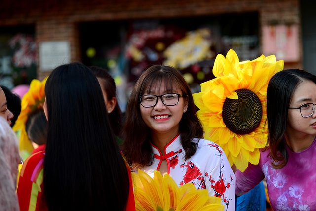 Khuôn mặt tươi tắn như hoa.