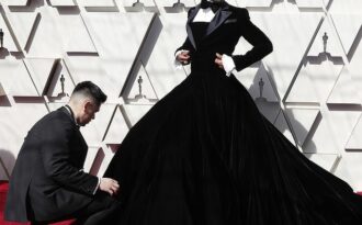 Nam diễn viên Billy Porter gây choáng khi mặc váy dự Oscar