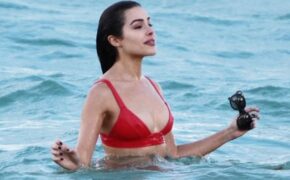 Cựu hoa hậu hoàn vũ khoe dáng bốc lửa