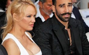 Pamela Anderson khoe ngực khủng bên bạn trai kém 18 tuổi