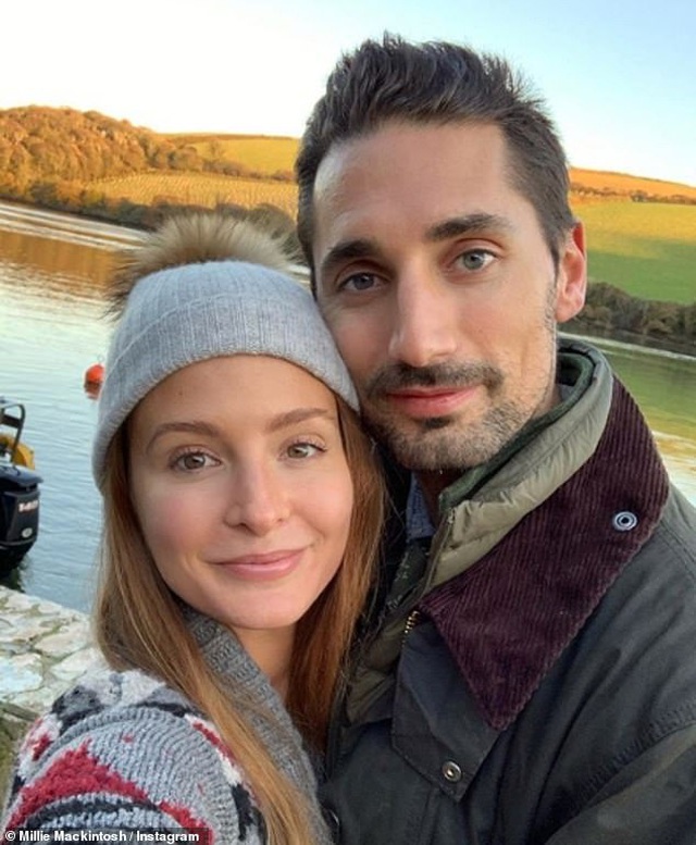 Millie Mackintosh bế bụng bầu ra biển - 8