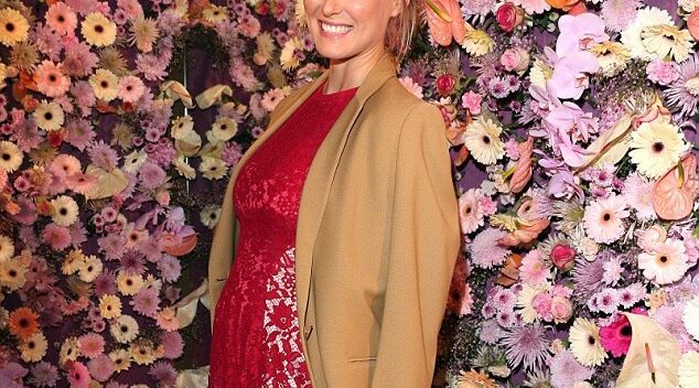 Bồ cũ Leonardo DiCaprio lần đầu lộ bụng bầu