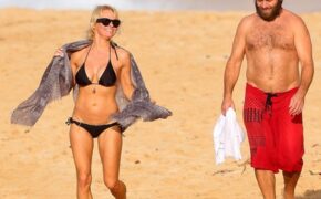 Diện bikini nóng bỏng, “bom sex” Pamela Anderson hạnh phúc bên chồng