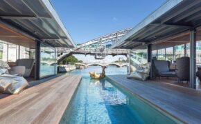 Bên trong “khách sạn nổi” đầu tiên trên thế giới ở Paris
