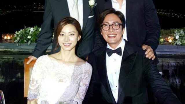  Vợ chồng Park Soo Jin và Bae Yong Joon trong ngày tổ chức hôn lễ vào tháng 7/2015. Cô và tài tử Bản tình ca mùa đông chọn cuộc sống khép kín, ít chia sẻ với người hâm mộ. Họ cũng quyết định giữ kín hình ảnh của con trai đầu lòng vì muốn em bé có một cuộc sống bình thường. 