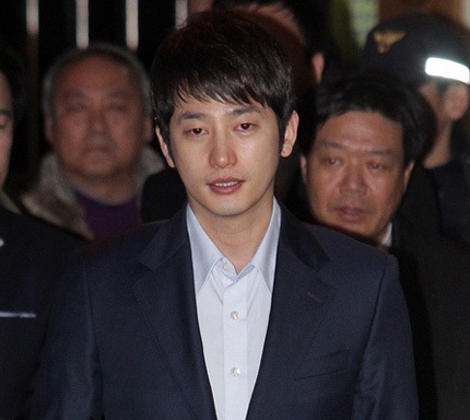 Park Shi Hoo buộc phải có người bảo vệ mới thoát khỏi vòng vây của báo giới