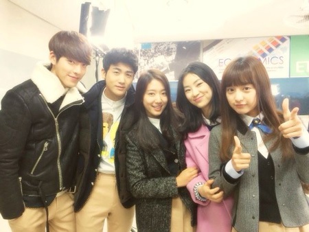 Park Shin Hye (giữa) bên các đồng nghiệp tham gia bộ phim