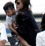 Bé Pax đã khóc khi rời Việt Nam