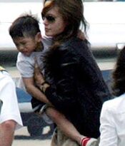 Bé Pax đã khóc khi rời Việt Nam