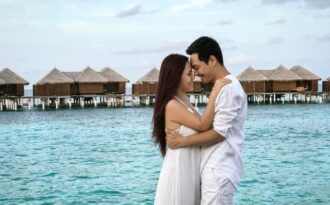 MC Phan Anh chờ đến 17 năm mới chịu… tỏ tình và đi trăng mật với vợ