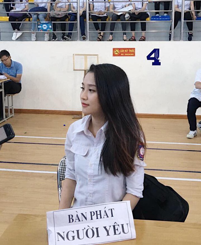 Phan Trinh (sinh năm 1997), hiện đang là sinh viên năm cuối trường ĐH Hàng hải. Cô bạn chính là cô gái ngồi tại chiếc bàn có tấm biển ghi “bàn phát người yêu” đang được cộng đồng mạng rần rần tìm kiếm thông tin.