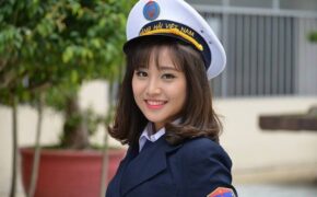 Thiếu nữ bên “bàn phát người yêu” khiến dân mạng rần rần tìm kiếm