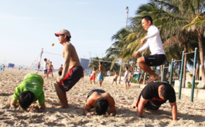 Lớp học luyện thể lực miễn phí trên biển