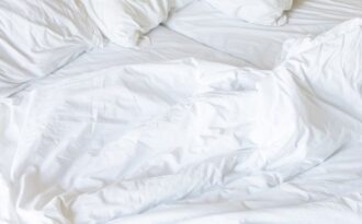 Sự thật về ga gối khiến bạn phải xem lại thói quen giặt giũ
