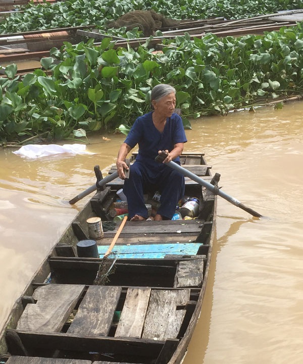 Cụ bà Nguyễn Thị Lựu 83 tuổi vẫn vững tay chèo.