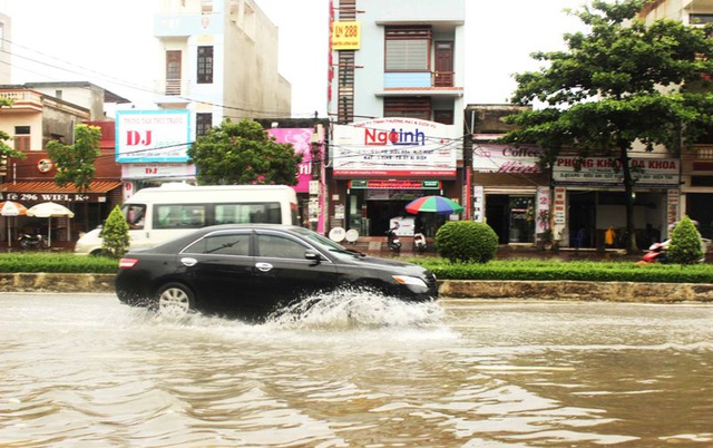 Những “hành trang” cần thiết giúp bạn và gia đình an toàn trong mùa mưa bão - 1