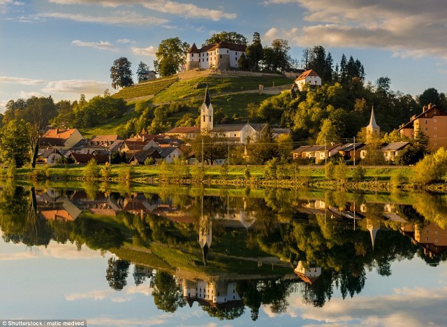 Thị trấn nhỏ Sevnica của Slovenia, nằm ẩn mình ở chân đồi của dãy núi Alps. Nơi đây đã từng là nổi tiếng với các nhà máy quần áo và lâu đài 900 tuổi trên đỉnh đồi