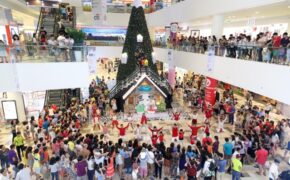 Giới trẻ “sốt xình xịch” với cây thông khổng lồ tại TP. Hồ Chí Minh