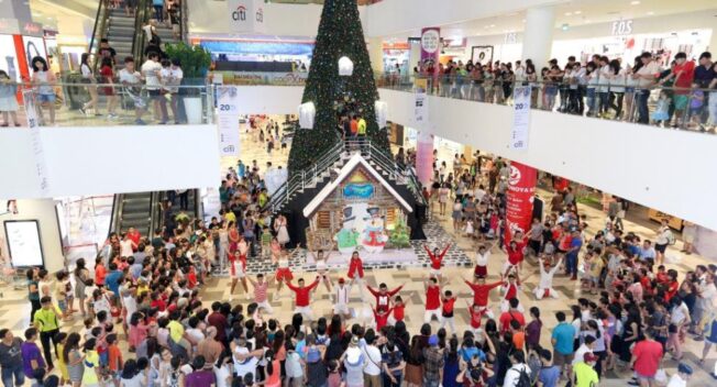 Giới trẻ “sốt xình xịch” với cây thông khổng lồ tại TP. Hồ Chí Minh