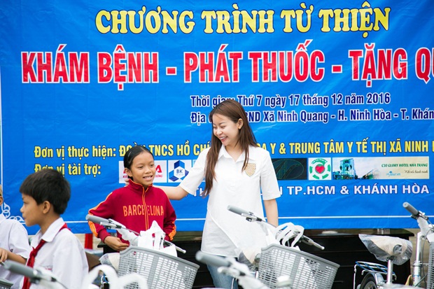 Hoa hậu Hải Dương kết hợp với Khoa Y Đại học Quốc gia TP.HCM và Hội Doanh nhân Nha Trang – Sài Gòn phát thuốc cho 600 hộ dân, phát quà 200 gia đình nghèo, trao tặng 30 xe đạp cho các em học sinh nghèo vượt khó cùng các anh chị trong hội từ thiện Khánh Hòa.