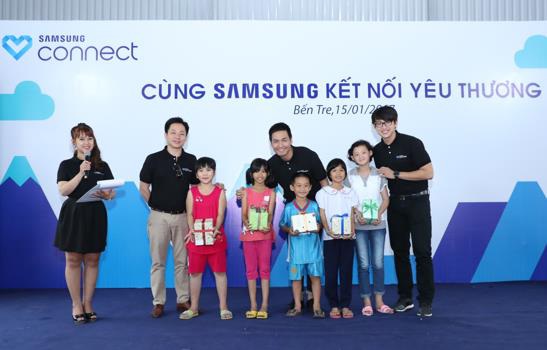 Tại đây, cặp đôi MC đã cùng với Samsung đại diện những nhà hảo tâm khắp cả nước trao đi những món quà chắp cánh ước mơ cho các trẻ em khó khăn.