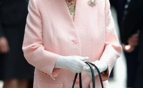 Những thông báo ngầm trong cách sử dụng túi xách của Nữ hoàng Anh