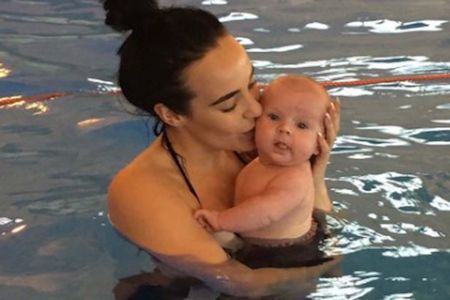 Stephanie Davis tự tin xuống hồ bơi cùng con trai