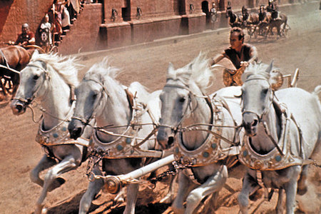 Ra mắt hồi năm 1959, tuyệt phẩm “Ben-Hur” của đạo diễn William Wyler giành được tới 11 tượng vàng Oscar danh giá ở những hạng mục quan trọng như Phim xuất sắc nhất, Đạo diễn xuất sắc nhất, Diễn viên nam chính xuất sắc nhất, Nhạc phim hay nhất… Với phần kịch bản đậm tính sử thi cùng kinh phí làm phim đắt đỏ vào loại bậc nhất tại thời điểm đó, sự đầu tư công phu, chỉn chu đến khó tin của đoàn làm phim “Ben-Hur” đã tạo ra một chuẩn mức mới cho điện ảnh, đặc biệt là cảnh đua ngựa kéo dài suốt 9 phút trong phim vẫn luôn được tôn vinh là cảnh hành động ngoạn mục và vĩ đại nhất lịch sử.
