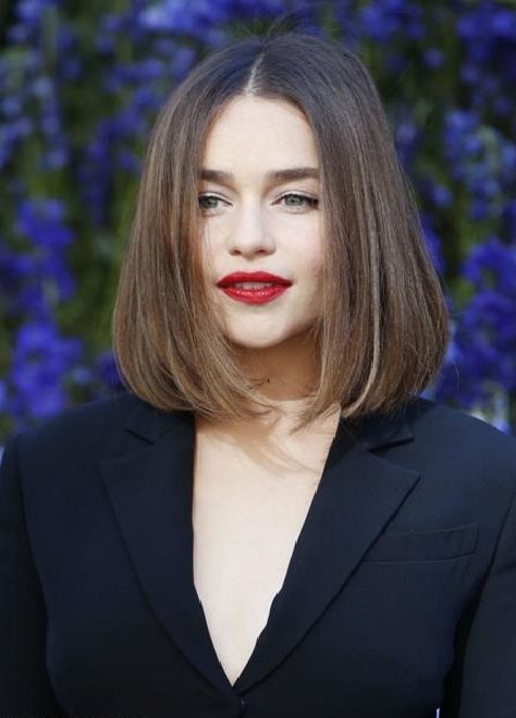 Emilia Clarke bình thường trang điểm trông khá già dặn và quyến rũ