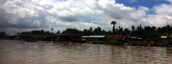 Làng bè trên dòng sông Đồng Nai.