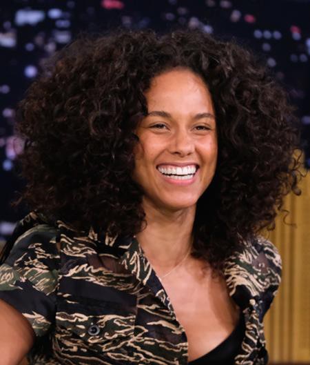 Alicia Keys từng thẳng thắn lên tiếng bài xích những định kiến, phán xét không ngừng cho rằng lúc nào phụ nữ cũng phải “mình hạc xương mai”, phải sexy và phải thật hoàn hảo. Nữ ca sĩ từng tự tin để mặt mộc tham gia các chương trình giải trí và vui vẻ chia sẻ với fans hâm mộ rằng: “Mỗi khi tôi ra khỏi ra, tôi lại lo lắng nếu mình không trang điểm, nhỡ có ai muốn chụp hình thì sao? Rồi nhỡ người ta đăng ảnh lên mạng thì sao? Đó quả là những suy nghĩ thiếu an toàn, hời hợt nhưng cũng rất chân thật mà tôi từng có”.