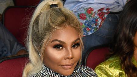 Không biết từ bao giờ, Lil Kim đã trở thành một “con nghiện” phẫu thuật thẩm mĩ có tiếng trong làng giải trí. Nữ rapper từng đi bơm môi, bơm má, làm cằm, nâng mũi và tẩy cả da. Chính vì vậy mà càng lúc người hâm mộ càng không nhận ra nổi diện mạo của Kim.