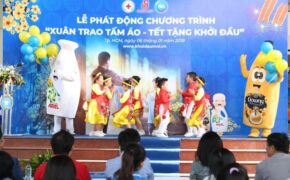 Thuỷ Tiên dạy con gái Bánh Gạo câu chuyện “Chiếc cần câu và con cá”